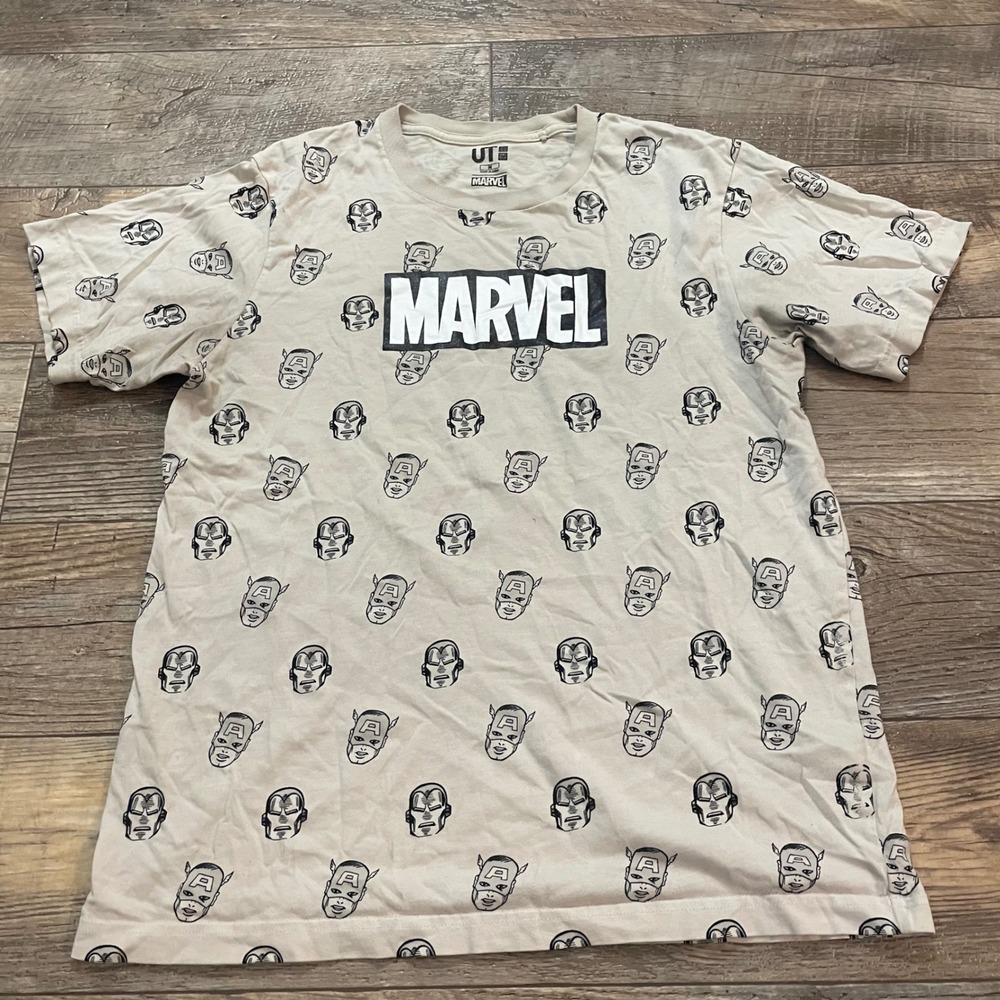Uniqlo UT Marvel Comics T-Shirt Mens Medium Beige All Over Capt America Iron Man